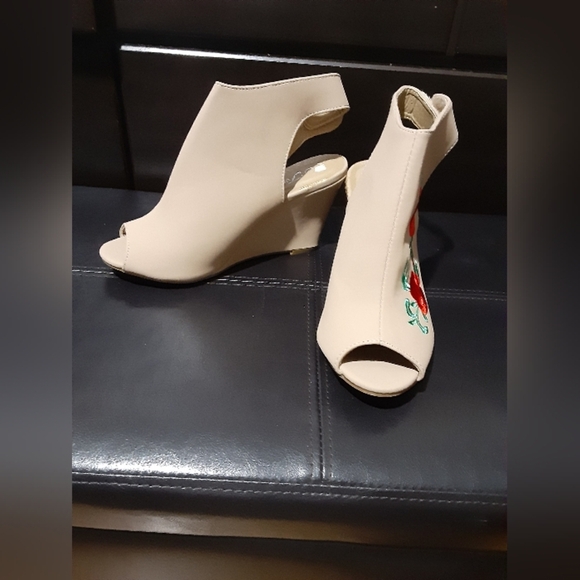 Forever Women's Tan Floral Embroidered Peep Toe Platform Highheel Slingback 7 - Picture 2 of 9